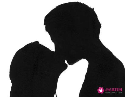男生吻你脖子说明什么