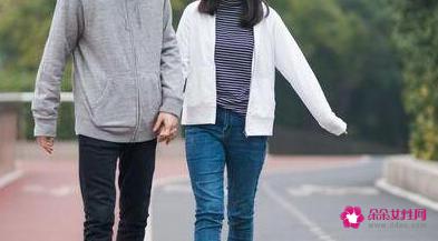 为啥男朋友接吻喜欢伸舌头