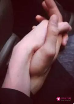 牵手的时候老喜欢捏你手