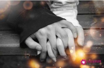 女生主动十指扣的含义