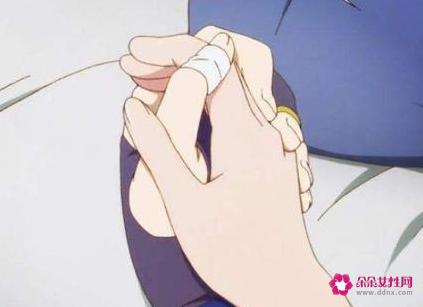 十指紧扣代表什么