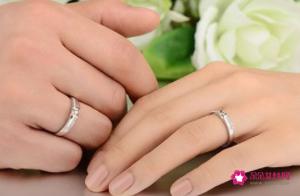 订婚后戒指戴哪个手指