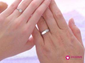 订婚后戒指戴哪个手指