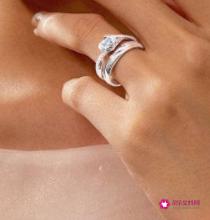 订婚后戒指戴哪个手指