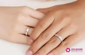 订婚后戒指戴哪个手指