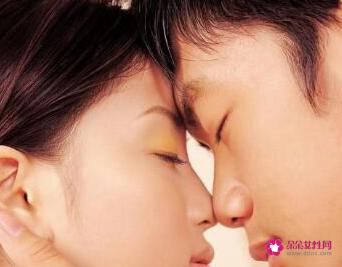 男生吻你的脖子代表什么意思