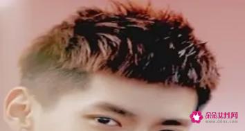 男生脸小适合什么发型