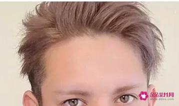 男生脸小适合什么发型