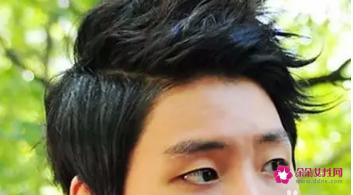 男生脸小适合什么发型