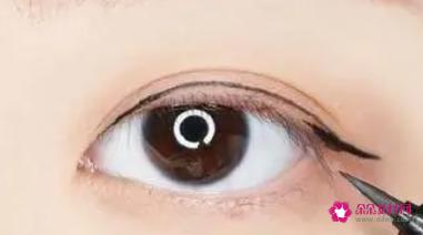 画眼线的五种简单的方法