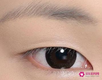 单眼皮怎么画眼影教程
