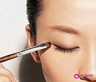 单眼皮怎么画眼影教程