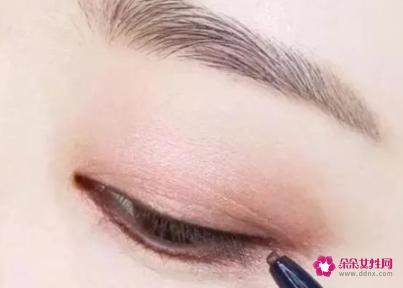 内双眼皮怎么画眼妆