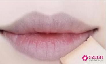 简单涂口红的正确方法