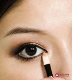 眼部彩妆画法步骤
