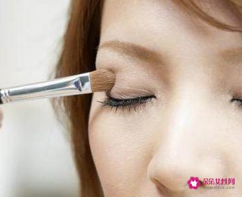 如何简单化妆初学者