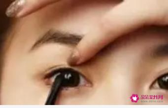如何简单化妆初学者
