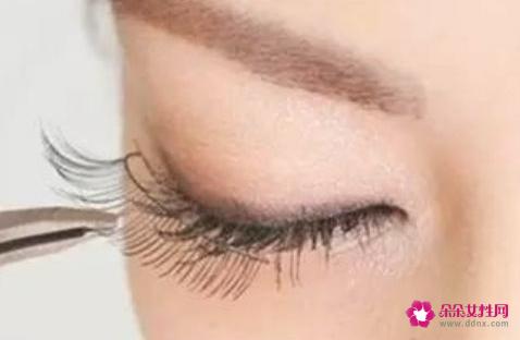 粘假睫毛的技巧