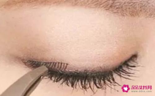 粘假睫毛的技巧