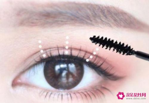 粘假睫毛的技巧