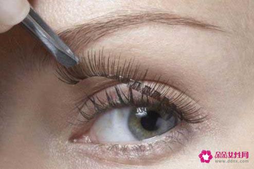 粘假睫毛的技巧