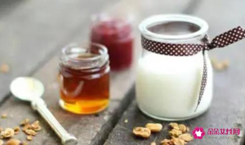 支招给你用酸奶美容