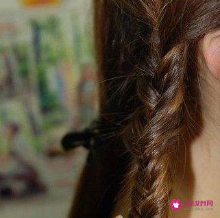 圆脸自己怎么扎头发简单好看