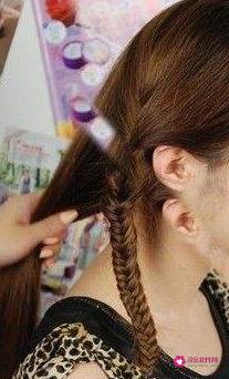 圆脸自己怎么扎头发简单好看