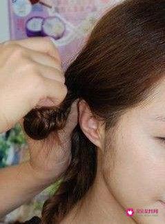 圆脸自己怎么扎头发简单好看