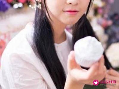 圆脸自己怎么扎头发简单好看