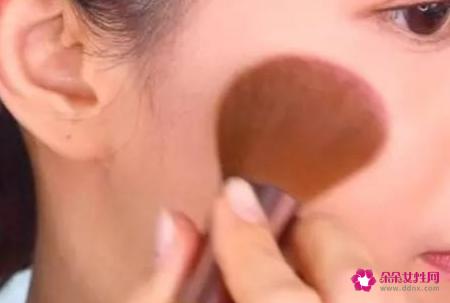 四种腮红的正确使用方法