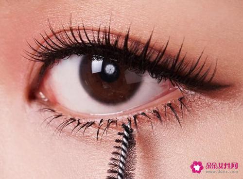 让睫毛保持卷翘的技巧