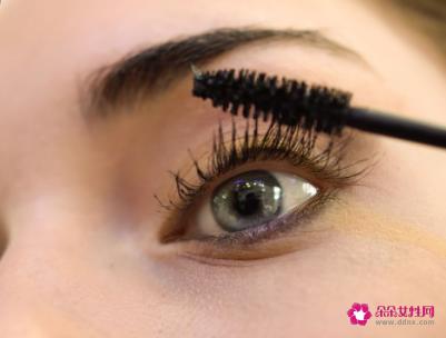 睫毛膏的正确使用