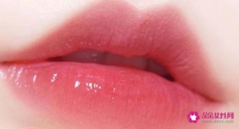 嘴唇干裂脱皮怎么快速恢复