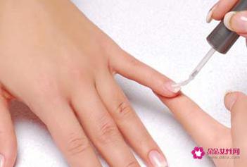 指甲油的正确涂法顺序图