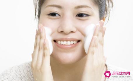 用白糖洗脸的正确方法