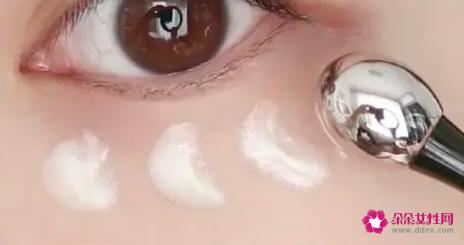 实用的眼部按摩手法