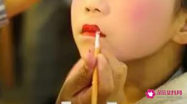 孩子上台表演化妆怎么画