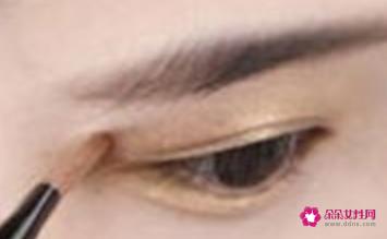 单眼皮怎么画眼线眼影
