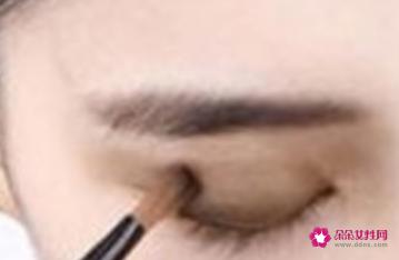 单眼皮怎么画眼线眼影