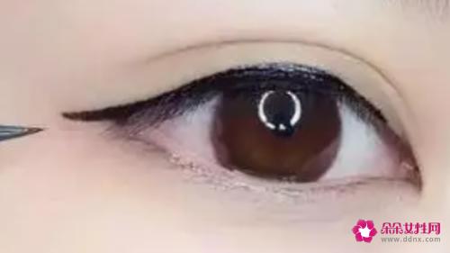 怎么选眼线笔颜色