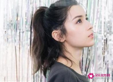 懒人扎出简单漂亮头发