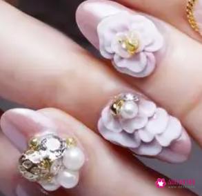 美甲雕花怎么做