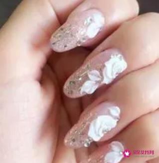 美甲雕花怎么做