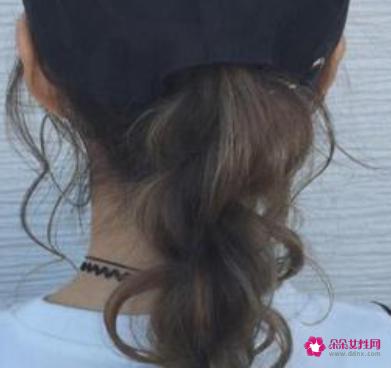 适合戴帽子的发型简单扎发