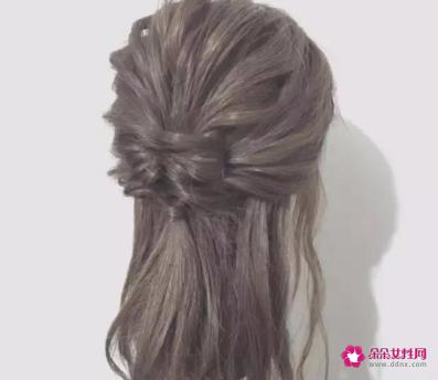 适合戴帽子的发型简单扎发