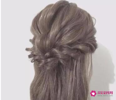 适合戴帽子的发型简单扎发
