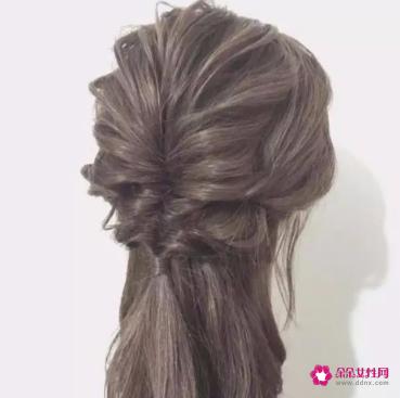 适合戴帽子的发型简单扎发