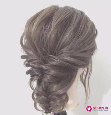 适合戴帽子的发型简单扎发