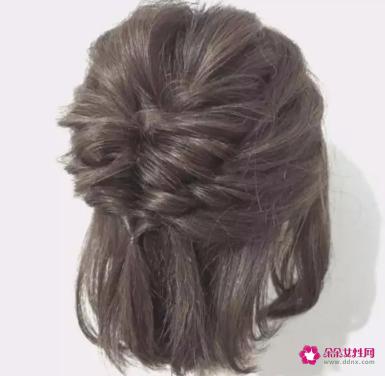 适合戴帽子的发型简单扎发